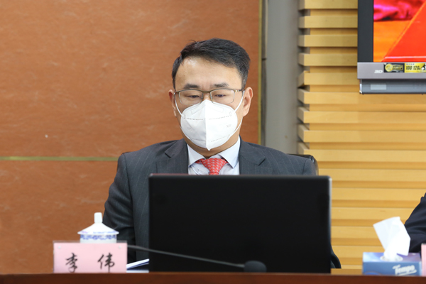李伟